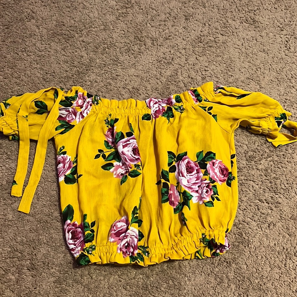 Yellow slightly cropped tee
